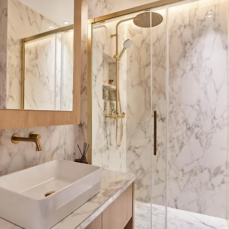 Luxurious Airconditioned Arc De Triomphe