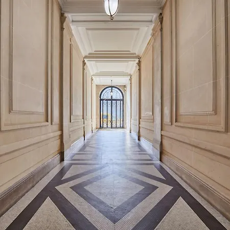 Luxurious Airconditioned Arc De Triomphe Apartment