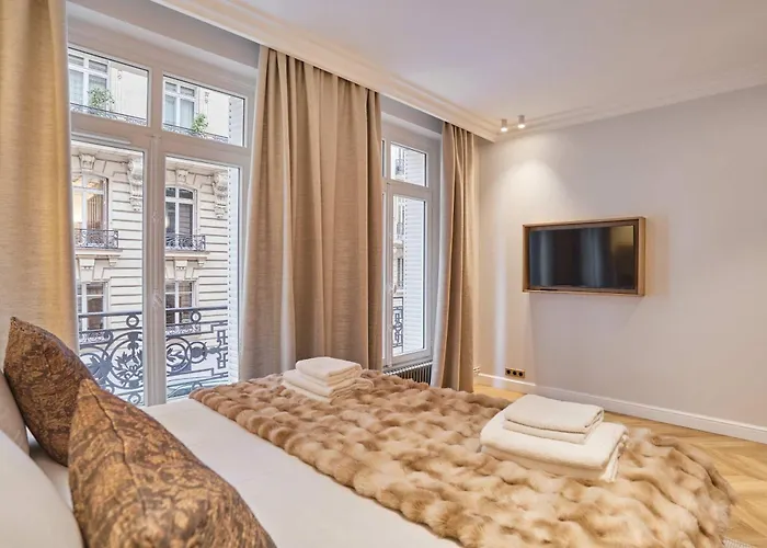 Luxurious Airconditioned Arc De Triomphe * Paris