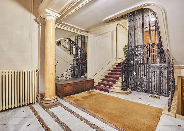 Luxurious Airconditioned Arc De Triomphe Paris
