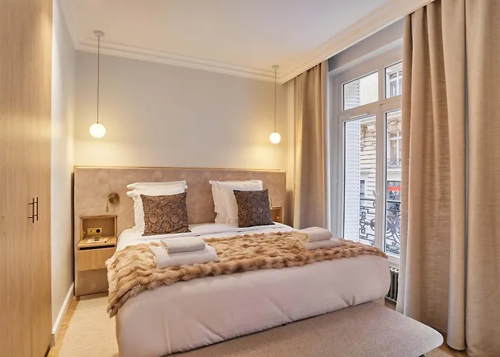 Luxurious Airconditioned Arc De Triomphe *