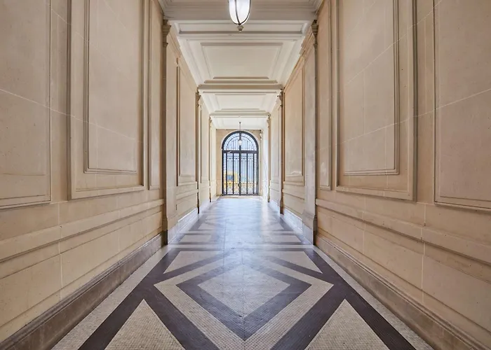 Luxurious Airconditioned Arc De Triomphe Appartement