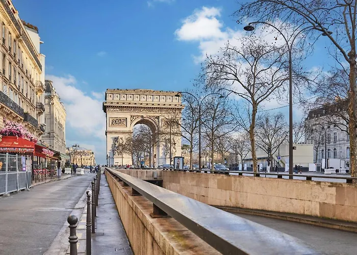 Luxurious Airconditioned Arc De Triomphe Appartement Parijs